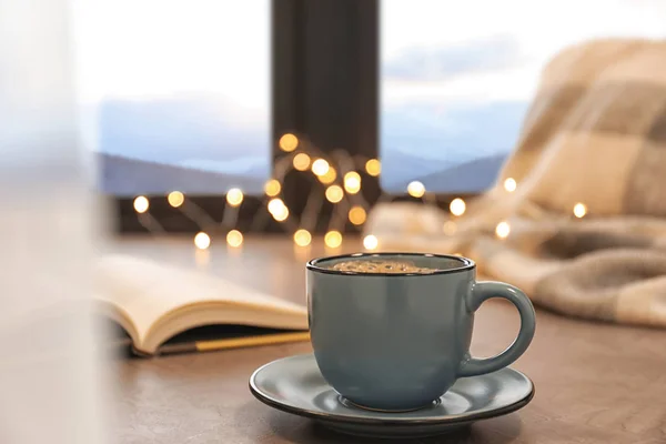 Samenstelling met kop warme winter drankje op de vensterbank — Stockfoto