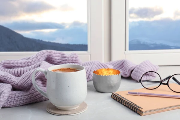 Samenstelling met kop warme winter drankje op de vensterbank — Stockfoto