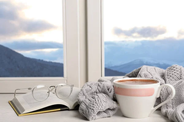 Samenstelling met kop warme winter drankje op de vensterbank — Stockfoto