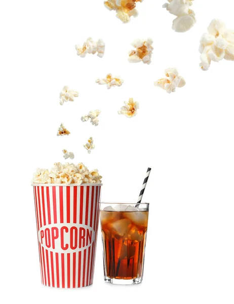 Pappbecher mit leckerem salzigem Popcorn und Glas geeiste Cola auf weißem Hintergrund — Stockfoto