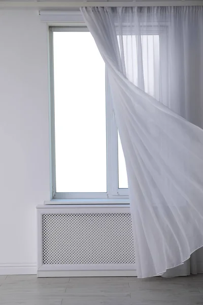 Новое современное окно с занавесом в номере — стоковое фото