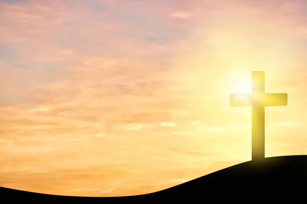 Silueta de cruz sobre colina al amanecer, espacio para texto. Vacaciones de Pascua — Foto de Stock