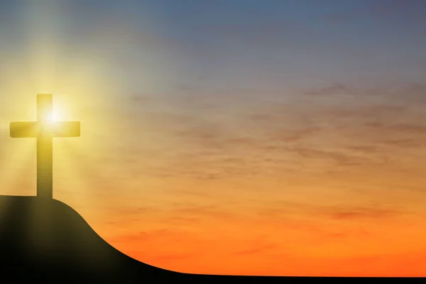 Silhueta de cruz na colina ao pôr do sol, espaço para texto. Férias de Páscoa — Fotografia de Stock