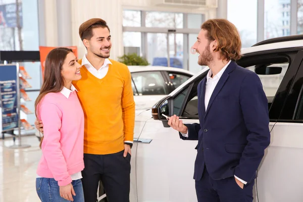 Werken met paar in dealerovereenkomst autoverkoper — Stockfoto