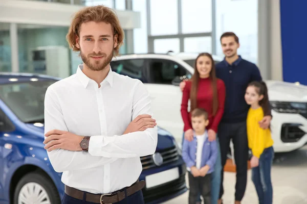 Carro vendedor e família turva perto de auto no fundo — Fotografia de Stock