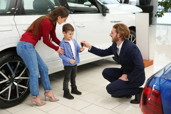 Salesman mobil bekerja dengan keluarga di dealer — Stok Foto