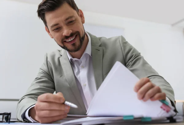 Empresário que trabalha com documentos à mesa no escritório — Fotografia de Stock