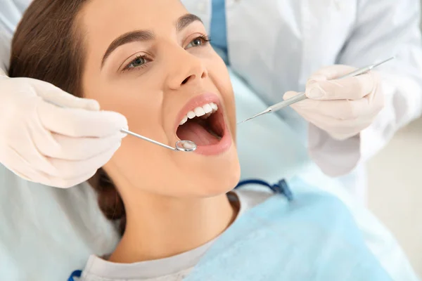 Diş hekimi hastanın diş modern kliniğinde incelenmesi — Stok fotoğraf
