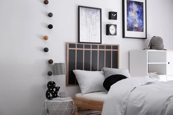 Modern Genç Odası iç rahat yatak — Stok fotoğraf