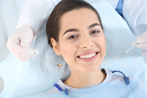 Tandarts behandeling van patiënt tanden in moderne kliniek — Stockfoto