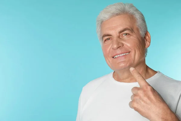 Érett férfi egészséges fogak, a háttér színét. Hely a szöveg — Stock Fotó
