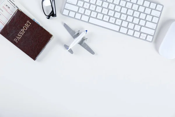 Composición plana con modelo de avión y teclado de computadora sobre fondo claro. Concepto de agencia de viajes — Foto de Stock