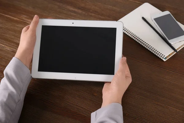 Mujer usando tableta en la mesa, primer plano con espacio para el diseño — Foto de Stock