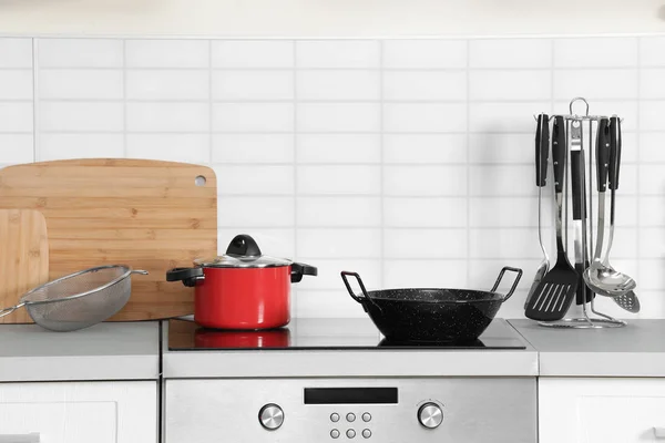 Kochgeschirr und Besteck auf dem Tisch in der Küche reinigen — Stockfoto