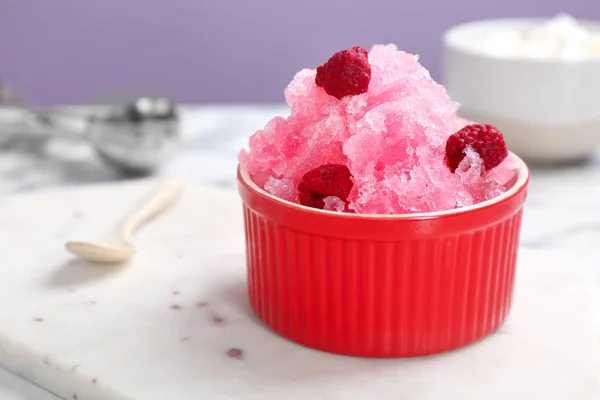 Tál ízletes málna hó fagylalttal fedélzetén, közelkép. Hely a szöveg — Stock Fotó