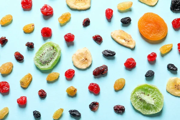 Flat lay composizione con diversi frutti secchi su sfondo colore. Stile di vita sano — Foto Stock