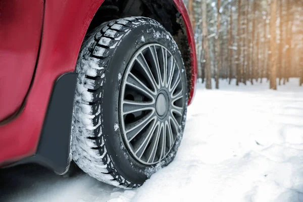 Modernes Auto auf verschneiter Straße im Winterwald, Nahaufnahme. Raum für Text — Stockfoto