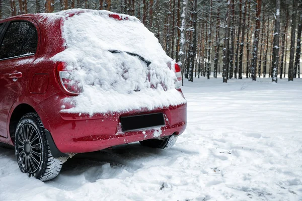 Снігова сільська дорога з машиною в зимовий день. Простір для тексту — стокове фото