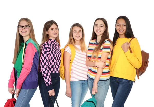 Grupp tonåringar på vit bakgrund. Ungdomars livsstil och vänskap — Stockfoto