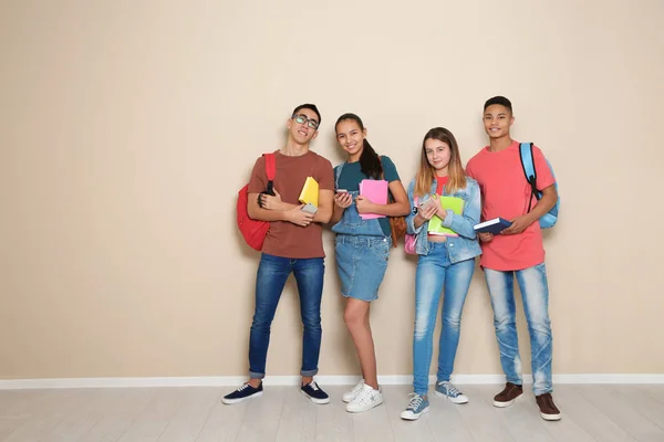 Grupp tonåringar mot färg vägg, utrymme för text. Ungdomars livsstil och vänskap — Stockfoto