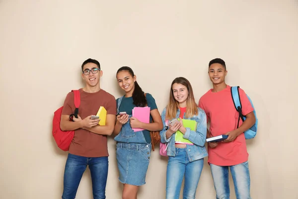 Groupe d'adolescents sur fond de couleur. Style de vie et amitié des jeunes — Photo