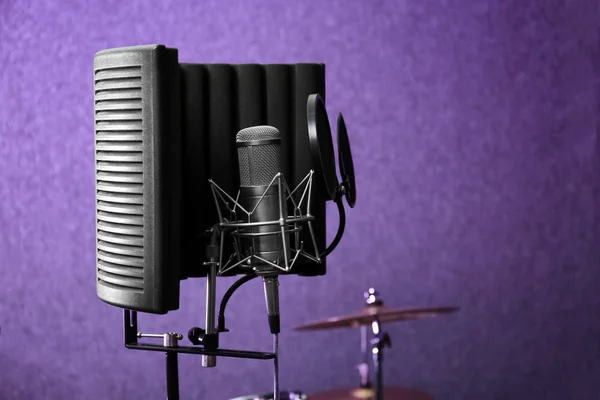 Kondenzátorový mikrofon v moderním nahrávacím studiu. Prostor pro text — Stock fotografie