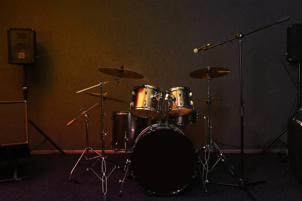 Conjunto de tambor moderno y micrófono en estudio de grabación —  Fotos de Stock