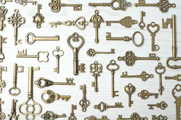 Flat lay composition with old vintage keys on wooden background — Stock Photo, Image