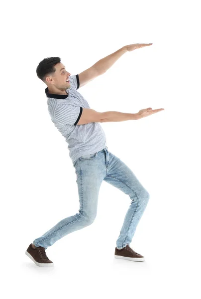 Muž v neformálním oblečení drží něco na bílém pozadí — Stock fotografie