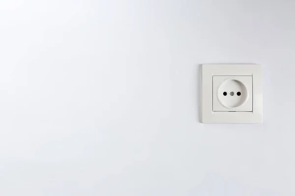 Presa di corrente su sfondo bianco. Apparecchiature elettriche — Foto Stock