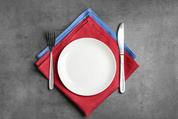 Apparecchiatura della tavola patriottica con colori tradizionali USA su sfondo grigio, vista dall'alto — Foto Stock