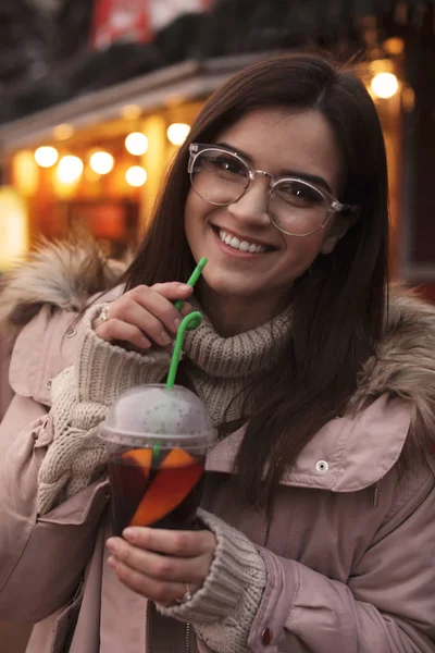 Жінка з чашкою глінтвейну на зимовому ярмарку — стокове фото