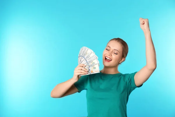 Retrato de una joven feliz con dinero en el fondo de color. Espacio para texto — Foto de Stock