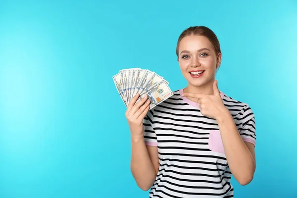 Retrato de mulher jovem feliz com dinheiro no fundo de cor. Espaço para texto — Fotografia de Stock