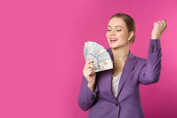 Retrato de jovem empresária feliz com dinheiro no fundo de cor. Espaço para texto — Fotografia de Stock