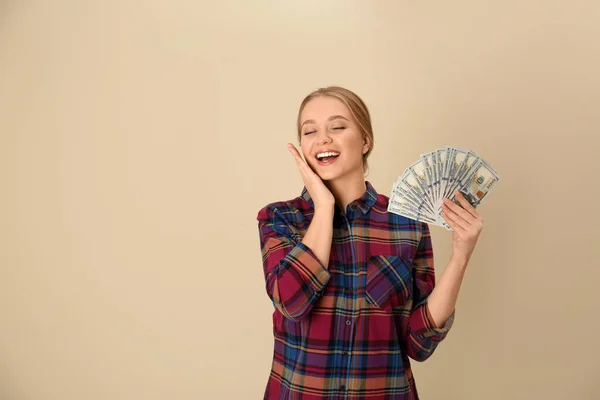 Portret szczęśliwy młoda kobieta z pieniędzy na kolor tła. Miejsca na tekst — Zdjęcie stockowe