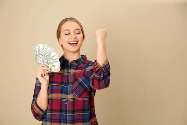 Retrato de una joven feliz con dinero en el fondo de color. Espacio para texto — Foto de Stock