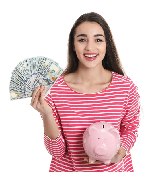 Porträt einer glücklichen jungen Frau mit Geld und Sparschwein auf weißem Hintergrund — Stockfoto