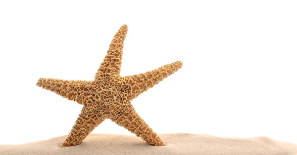 Stapel van strand zand met ster van de zee op wit wordt geïsoleerd — Stockfoto