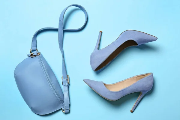 Plat lag compositie bij lady's schoenen en tas op kleur achtergrond — Stockfoto