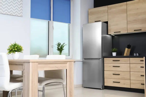 Interior de cozinha moderna acolhedor com mobiliário novo — Fotografia de Stock