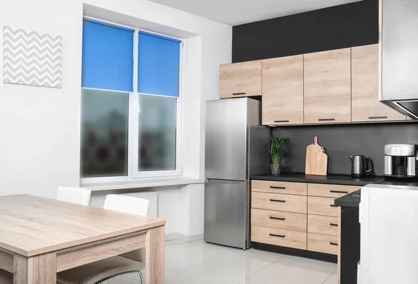 Gemütliche moderne Kücheneinrichtung mit neuen Möbeln und Geräten — Stockfoto