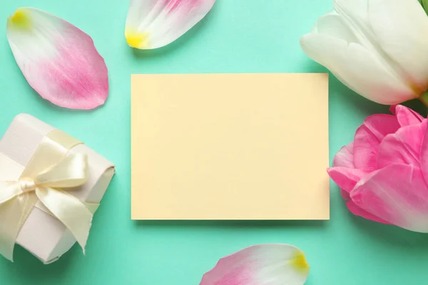 Lapos laikus összetétele tulipán és üres kártya a színes háttér, szöveg adható. Nemzetközi nőnap — Stock Fotó