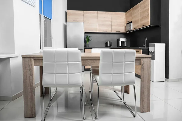 Mysiga moderna köket interiör med nya möbler och vitvaror — Stockfoto