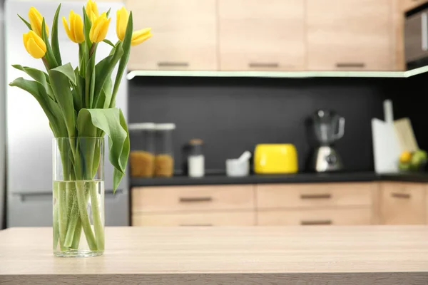 Скляна ваза з тюльпанами на столі на кухні — стокове фото