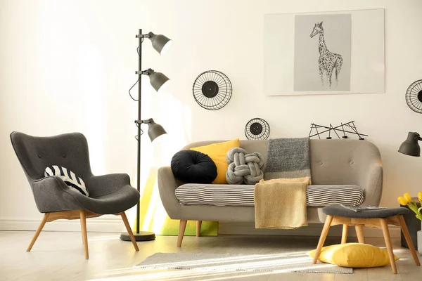 Interior ruang tamu bergaya dengan sofa yang nyaman. Ide untuk dekorasi rumah — Stok Foto