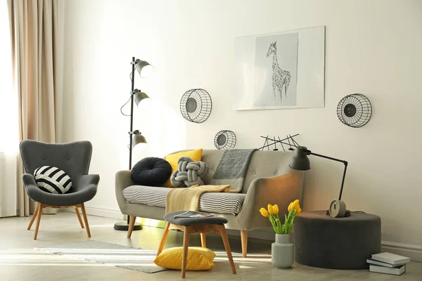 Stilvolle Wohnzimmereinrichtung mit bequemem Sofa. Idee für Wohnkultur — Stockfoto