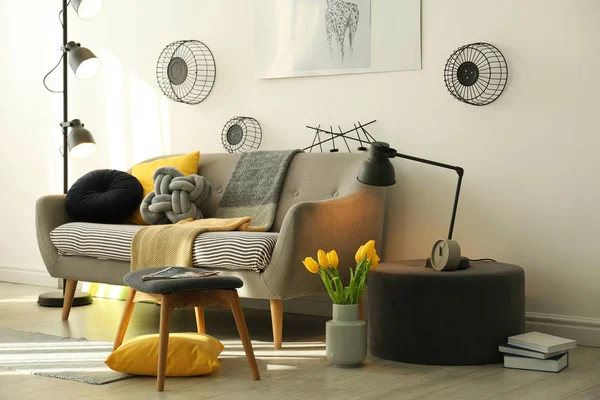 Stijlvolle woonkamer interieur met comfortabele bank. Idee voor home decor — Stockfoto