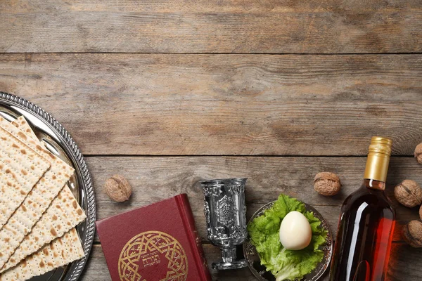 Plochá laických složení symbolického Pesach (Pesach) položkami na dřevěné pozadí, prostor pro text — Stock fotografie