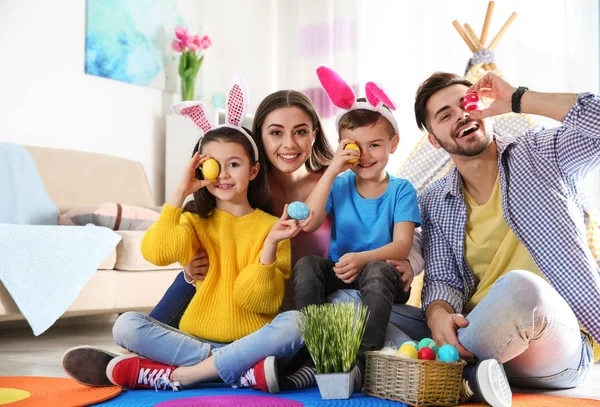 Glückliche Familie, die während der Osterferien zu Hause Zeit miteinander verbringt — Stockfoto